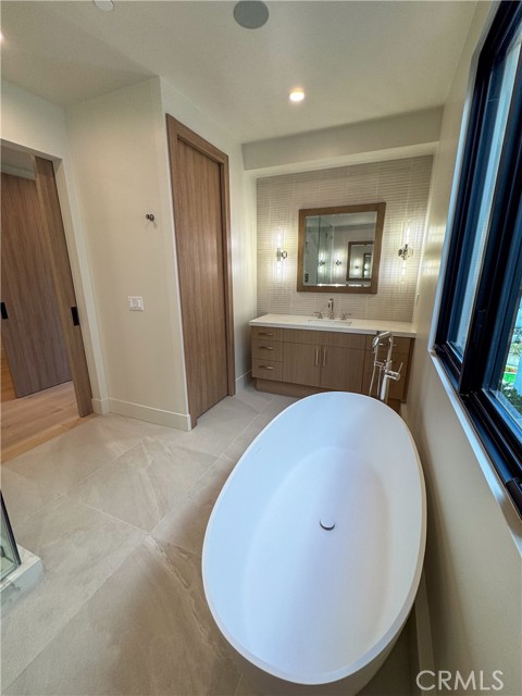 Detail Gallery Image 13 of 56 For 404 16th St, Manhattan Beach,  CA 90266 - 5 Beds | 5/2 Baths
