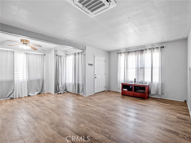 1040 Flora Street, Barstow CA: https://media.crmls.org/medias/2744765c-258e-4890-a583-2e7bdd30cc80.jpg