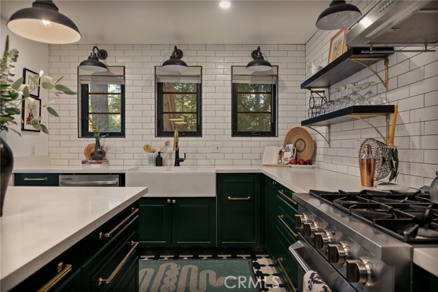 Detail Gallery Image 8 of 30 For 252 Crest Cir, Lake Arrowhead,  CA 92352 - 3 Beds | 2 Baths