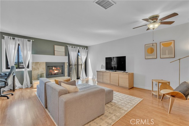 Detail Gallery Image 6 of 50 For 21040 Parthenia #25,  Canoga Park,  CA 91304 - 2 Beds | 2/1 Baths