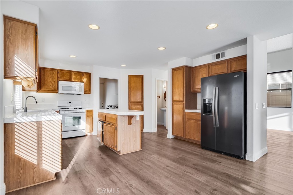 https://media.crmls.org/medias/27480256-c8ce-42d8-a87e-3707d3132bad.jpg?preset=X-Large