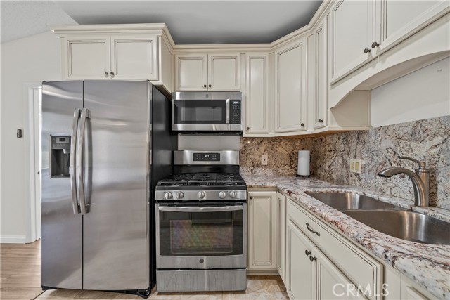 Detail Gallery Image 17 of 36 For 19156 Avenue of the Oaks #B,  Newhall,  CA 91321 - 2 Beds | 1/1 Baths