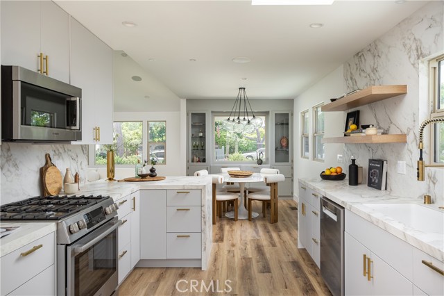 Detail Gallery Image 3 of 42 For 212 E 19th St, Costa Mesa,  CA 92627 - 5 Beds | 4 Baths