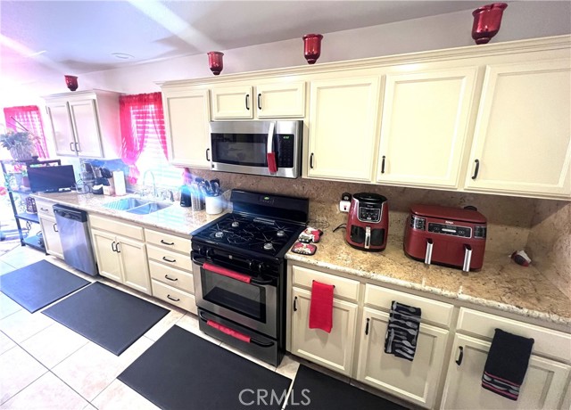 Detail Gallery Image 9 of 25 For 6168 W Scott Ave, Fresno,  CA 93723 - 4 Beds | 2/1 Baths