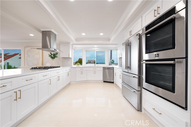 Detail Gallery Image 8 of 22 For 3823 via Manzana, San Clemente,  CA 92673 - 5 Beds | 4 Baths
