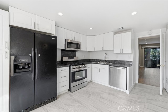 Detail Gallery Image 8 of 32 For 8633 Balboa #20,  Northridge,  CA 91325 - 3 Beds | 3 Baths