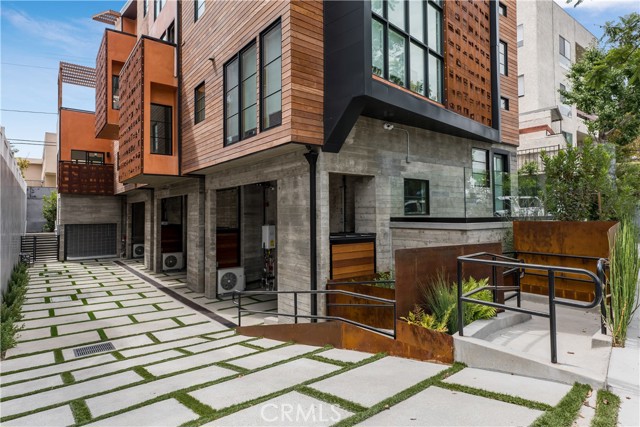 1035 1/2 N Vista Street, West Hollywood CA: https://media.crmls.org/medias/275867a2-cb78-4a1b-b693-a83c5f81eb63.jpg