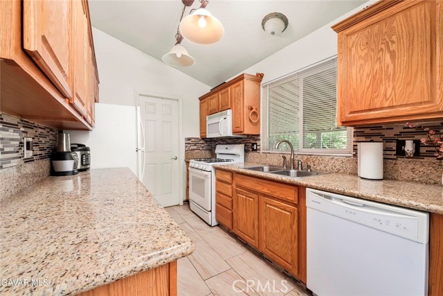 Detail Gallery Image 6 of 30 For 40701 Rancho Vista Bld #142,  Palmdale,  CA 93551 - 3 Beds | 2/1 Baths