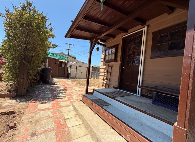9929 Saticoy Street, Burbank CA: https://media.crmls.org/medias/275e2d7d-5c25-4db7-897c-47e613b3a168.jpg