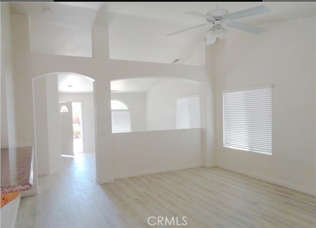 Detail Gallery Image 7 of 14 For 15930 Oak Ct, Victorville,  CA 92395 - 4 Beds | 3 Baths