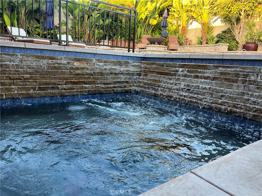 https://media.crmls.org/medias/2760f3dc-3187-4bc9-a8a9-ee2792ae153a.jpg?preset=X-Large