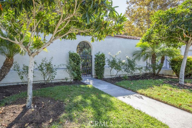 Detail Gallery Image 2 of 27 For 5533 via La Mesa #B,  Laguna Woods,  CA 92637 - 2 Beds | 2 Baths