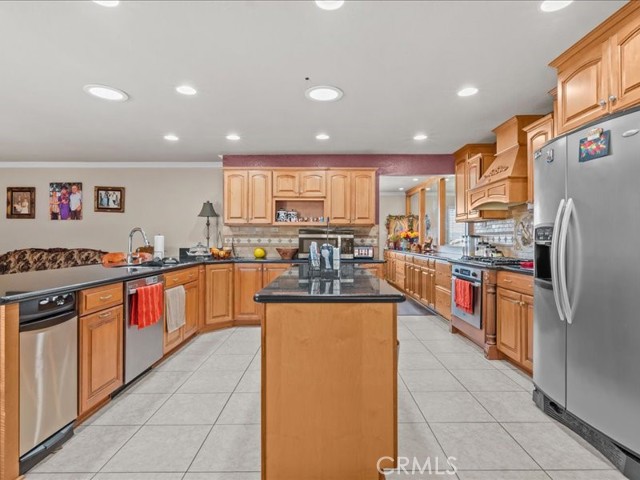 Detail Gallery Image 5 of 20 For 12848 Autumn Leaves, Victorville,  CA 92395 - 5 Beds | 3/1 Baths