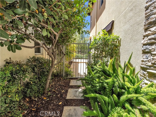 5637 Como Circle, Woodland Hills CA: https://media.crmls.org/medias/2765da2c-19d9-4df6-bfa2-4261feec5a8a.jpg