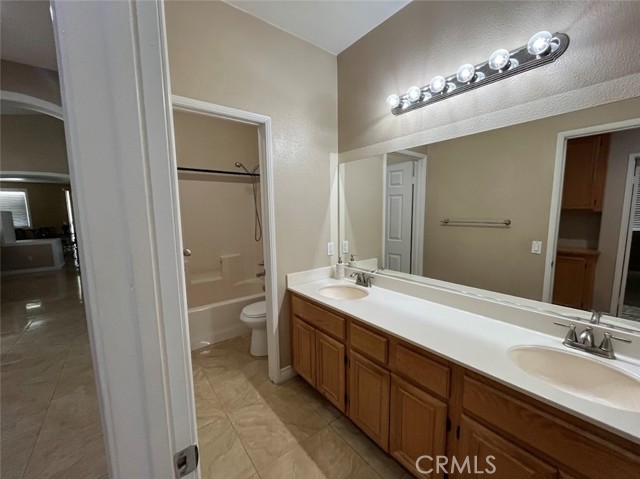10072 Berkshire Drive, Jurupa Valley CA: https://media.crmls.org/medias/2766deee-1f96-49e3-8ef6-14dd49c679dc.jpg