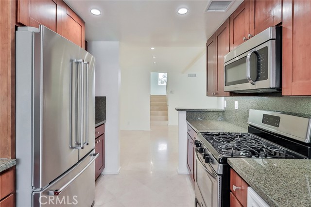 Detail Gallery Image 11 of 31 For 21500 Califa St #135,  Woodland Hills,  CA 91367 - 2 Beds | 2 Baths