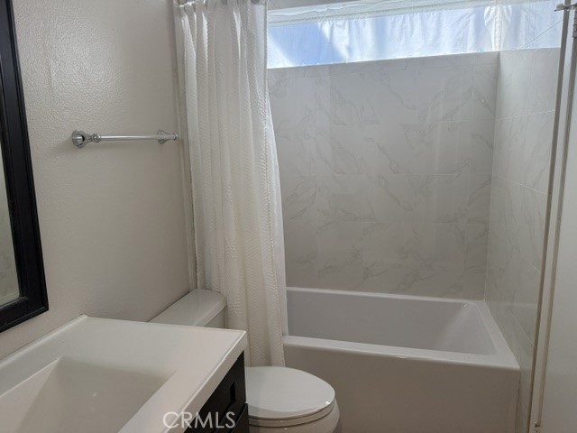 22135 Burbank photo 15