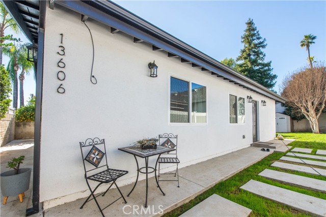 Detail Gallery Image 2 of 52 For 13608 Bassett St, Valley Glen,  CA 91405 - 6 Beds | 4 Baths