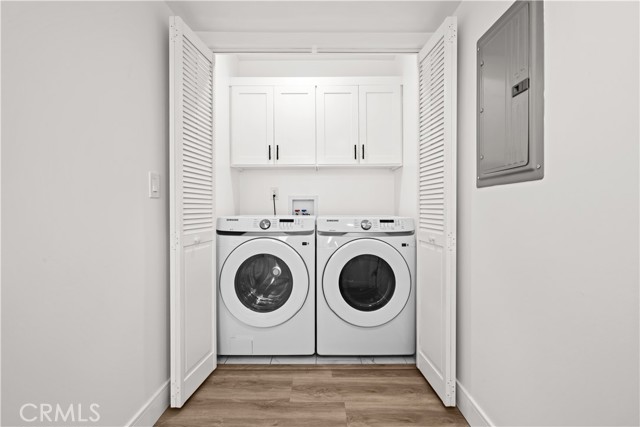 Detail Gallery Image 21 of 28 For 6700 Kester Ave, Van Nuys,  CA 91405 - 4 Beds | 4 Baths