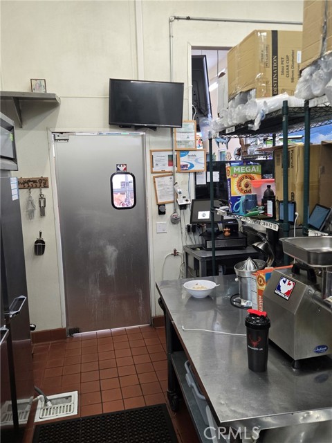 1465 3RD ST, Los Angeles CA: https://media.crmls.org/medias/27709507-f5ba-436b-abc7-668912be2c0c.jpg