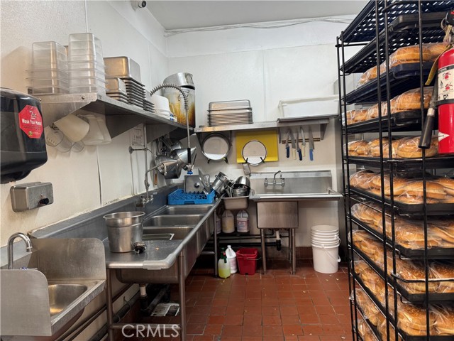 10501 Hole Avenue, Riverside CA: https://media.crmls.org/medias/27709c44-4f94-42b7-8aad-e85f351a4bfc.jpg