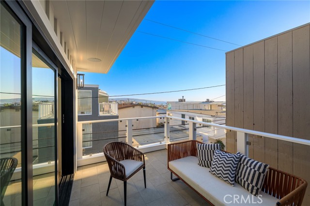 413 21st Place, Manhattan Beach, California 90266, 3 Bedrooms Bedrooms, ,3 BathroomsBathrooms,Residential,Sold,21st,SB24173325