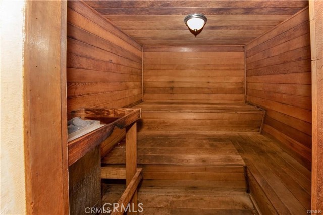 Image 17 of 28 For 5349 Newcastle Avenue 18
