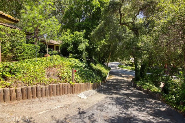 1075 Pine Oak Lane, Pasadena CA: https://media.crmls.org/medias/277c3801-095d-4b34-807d-66f15f433173.jpg