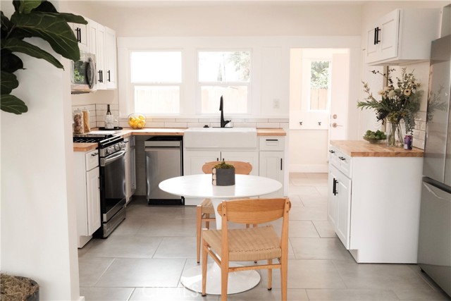 3222 E 10th Street, Long Beach CA: https://media.crmls.org/medias/277d0cd4-a867-4380-87d3-fcbcd5a7cc95.jpg