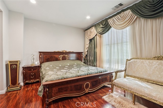 Detail Gallery Image 13 of 37 For 13225 Victory Bld, Valley Glen,  CA 91401 - 3 Beds | 3/1 Baths