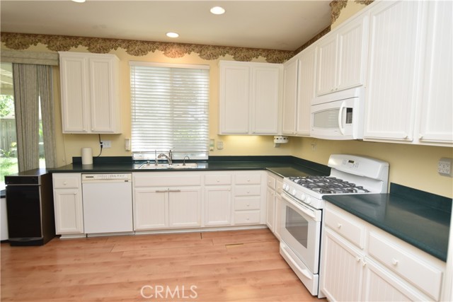 28721 Meadow View Drive, Menifee CA: https://media.crmls.org/medias/2782b624-5731-403d-8620-d138e1e79db3.jpg