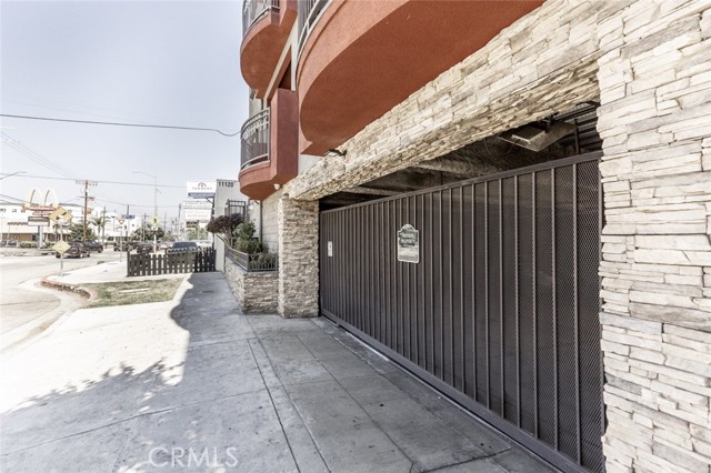 11124 Burbank Boulevard, North Hollywood CA: https://media.crmls.org/medias/2782da98-e2fd-49f1-85b7-0a4aa9f87399.jpg