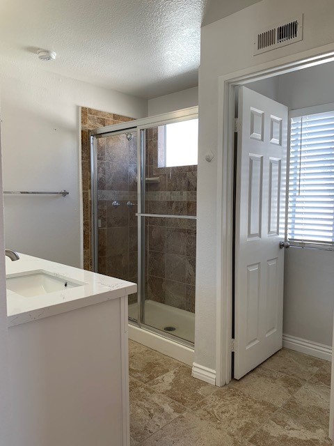 Detail Gallery Image 2 of 26 For 2136 Cascade Dr, Corona,  CA 92879 - 3 Beds | 2/1 Baths