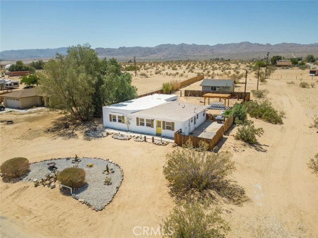 Detail Gallery Image 2 of 42 For 64975 Sun Oro Rd, Joshua Tree,  CA 92252 - 4 Beds | 2 Baths