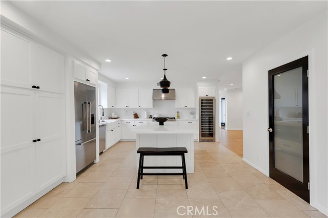 Detail Gallery Image 8 of 29 For 19943 Oxnard, Woodland Hills,  CA 91367 - 4 Beds | 3 Baths