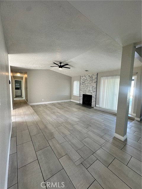 Detail Gallery Image 4 of 22 For 12790 Desert Creek Cir, Victorville,  CA 92395 - 3 Beds | 2 Baths