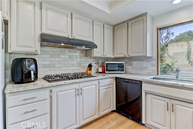 9001 Oceanwood Drive, Huntington Beach CA: https://media.crmls.org/medias/278f1881-fd22-49a3-9e16-6eb82593fe76.jpg