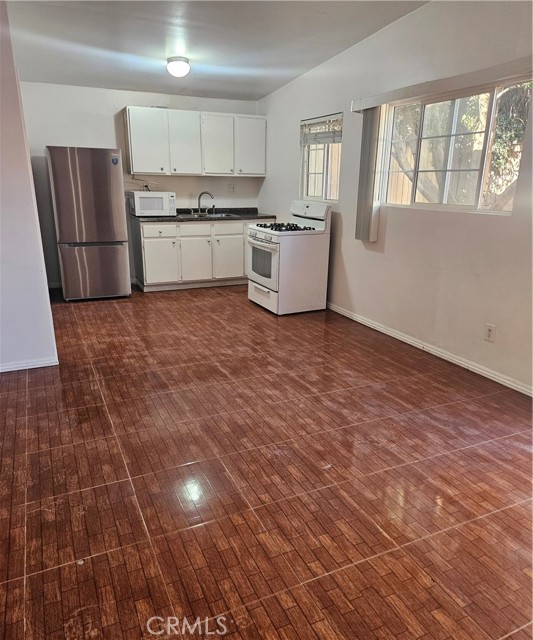17537 Tuba, Northridge CA: https://media.crmls.org/medias/278fce3e-9510-48ff-8233-27e646894a5c.jpg