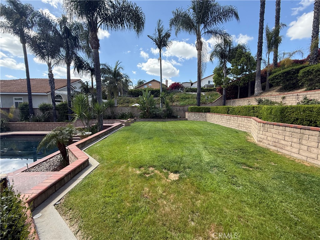 https://media.crmls.org/medias/27919072-a068-45c3-b07e-8678a97b005b.jpg?preset=X-Large