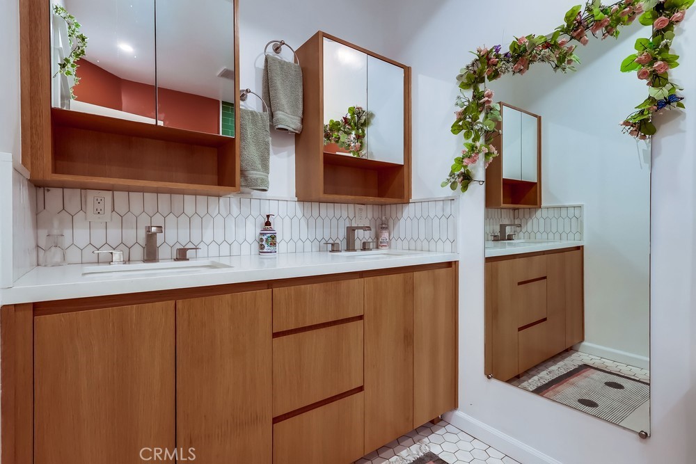 https://media.crmls.org/medias/27940752-8259-4148-bb31-a5616094f09d.jpg?preset=X-Large