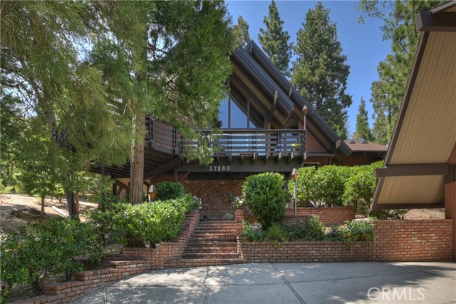 27280 Peninsula Drive, Lake Arrowhead CA: https://media.crmls.org/medias/279473c3-f646-4fdc-a4a6-dc5f5c5310e8.jpg