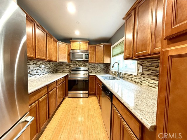 Detail Gallery Image 9 of 26 For 7320 Lennox Ave #H1,  Van Nuys,  CA 91405 - 2 Beds | 2/1 Baths