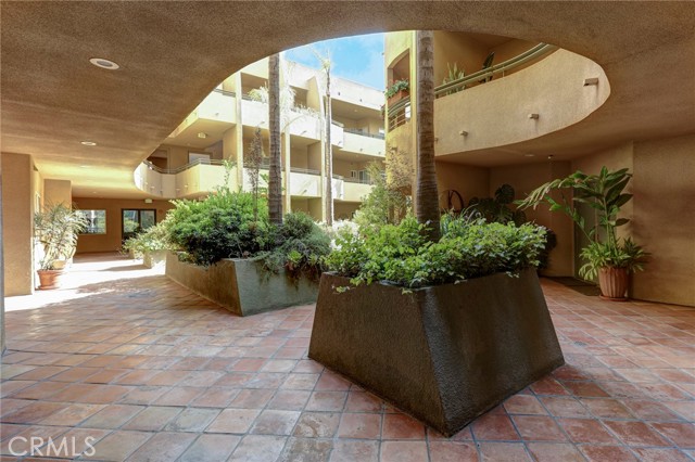 12841 Bloomfield Street, Studio City CA: https://media.crmls.org/medias/27971716-c2b5-41b0-9ae4-71a84826b922.jpg