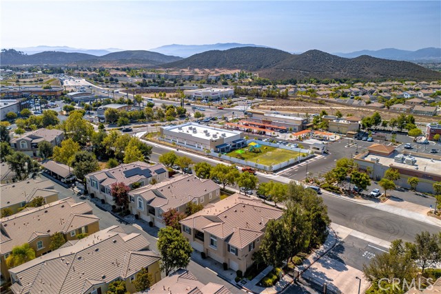 27477 Hazelhurst Street, Murrieta CA: https://media.crmls.org/medias/2797c70b-ddc4-4e08-87bf-f67578295107.jpg