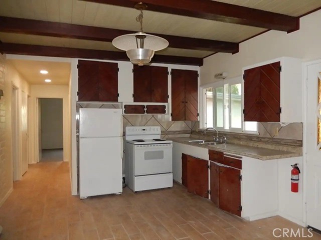 Detail Gallery Image 4 of 9 For 983 W Foothill Bld, San Luis Obispo,  CA 93405 - 3 Beds | 1 Baths