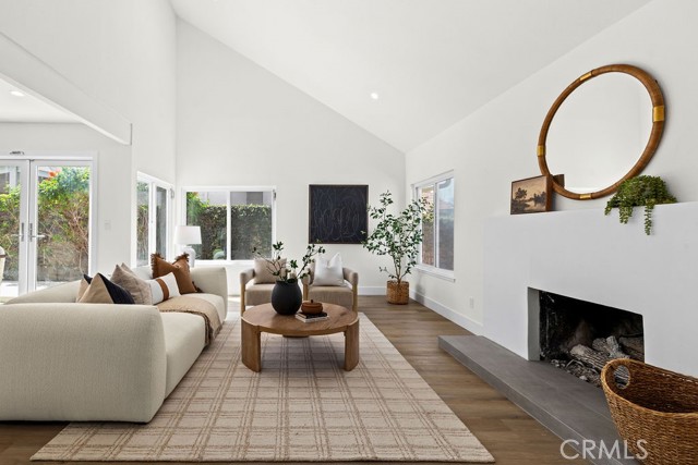 Detail Gallery Image 2 of 43 For 937 Carnation, Costa Mesa,  CA 92626 - 5 Beds | 3 Baths