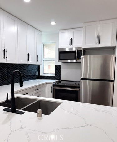 17000 Burbank Boulevard, Encino CA: https://media.crmls.org/medias/279e28f6-1d8d-4ffa-8d0e-a9792e127b76.jpg