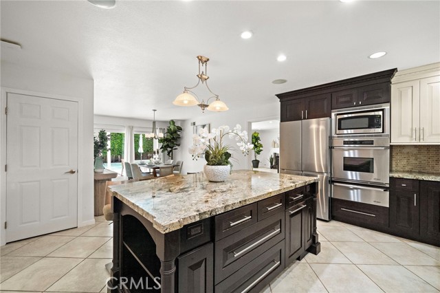 9168 El Azul Circle, Fountain Valley CA: https://media.crmls.org/medias/27a2f2ec-6ec1-44a5-878a-633429953597.jpg