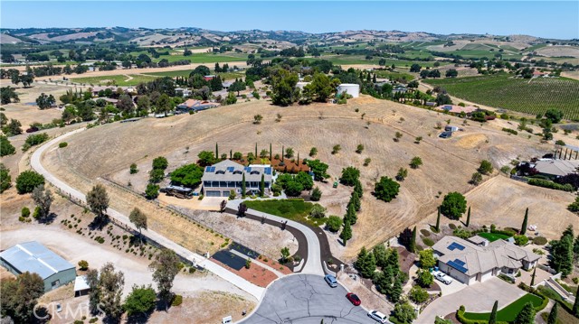 98 Nutwood Circle, Paso Robles CA: https://media.crmls.org/medias/27a44130-bcbf-469e-a4db-7d621697e4f9.jpg
