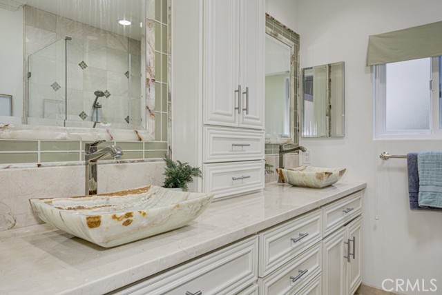 5594 Avenida Sosiega W, Laguna Woods CA: https://media.crmls.org/medias/27a92c0d-0cea-4bb8-9afe-2577b49c301a.jpg
